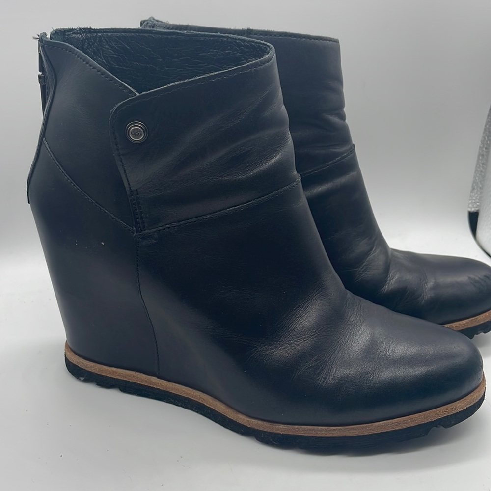 UGG AMAL Leather Black Wedge Ankle Boots Zip up Sheep Wool insoles Sz 8.5